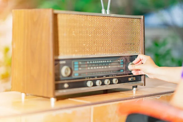 Mulheres Ligam Rádio Antigo Para Ouvir Notícias Jardim Frente — Fotografia de Stock