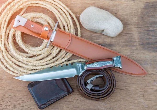 木板上的猎刀和徒步旅行设备 — 图库照片