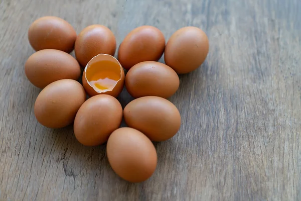 Свежие Куриные Яйца Высококачественный Белок Приготовить Широкий Выбор Блюд Деревянном — стоковое фото
