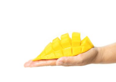 Altın mango hamuru küpleri hazır, leziz. Beyaz arkaplanı ayır..