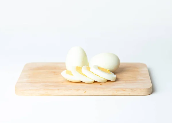 Zwei Gekochte Eier Und Eierscheiben Auf Holzbrett Isoliert Auf Weißem — Stockfoto