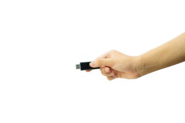 Siyah bir USB USB bellek beyaz arka planda adamın elini tutuyor..