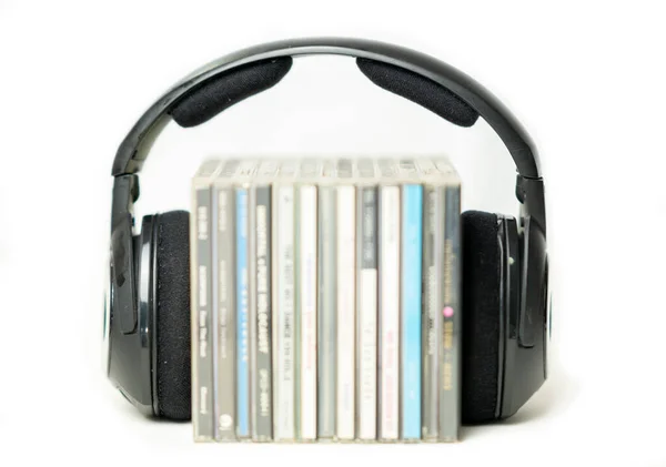 Słuchawki Stos Płyt Słuchanie Koncepcji Muzyki Izolacji Białego Tła — Zdjęcie stockowe