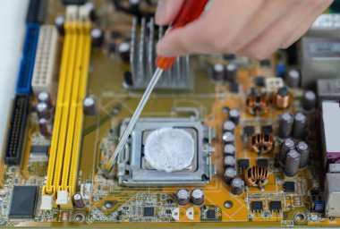 Teknik destekte çalışan tamirci bilgisayar laptopunu tamir ediyor.. 
