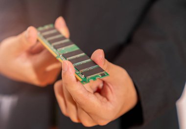 İş adamları beyaz arkaplanı izole etme yarışını hızlandırmak için bilgisayarlarını güncelliyorlar.