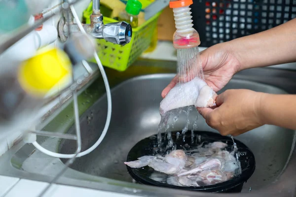 Close Mão Limpeza Asas Frango Cozinha Imagens De Bancos De Imagens Sem Royalties