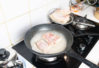 Kızarmış domuz eti pişirmek için yağda kızartılmış domuz eti..