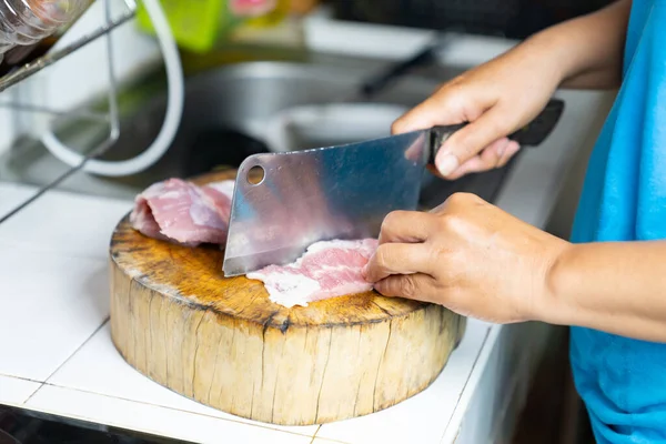 台所の木のまな板に豚肉の腹を切断調理 — ストック写真