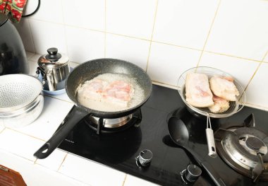 Tavada domuz eti pişir ve domuz etini kevgire koy..