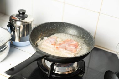 Tavada domuz eti haşlayıp beyaz mutfakta çıtır çıtır domuz eti yapacağım..