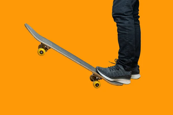 Adolescenti Con Una Marcia Gadget Skateboard Tendenza Isolare Sfondo Arancione — Foto Stock