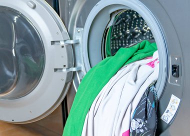 Çamaşır makinesindeki renkli kumaşlar yıkanmaya hazır olsun..