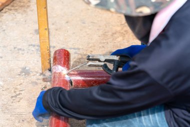 Teknisyenler endüstriyel çatı işinde çelik yapıları kaynak yapıyorlar..