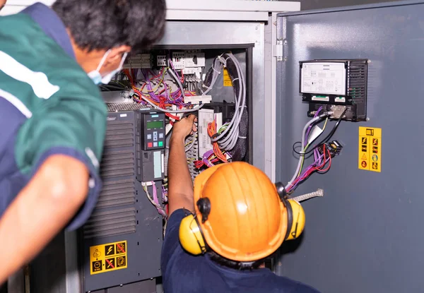 Ingénieurs Techniciens Travaillent Ensemble Pour Étudier Cause Défaillance Compresseur Air — Photo