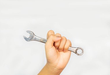 İşçiler el ve anahtar kavramı Tüm servis beyaz arkaplan izole.