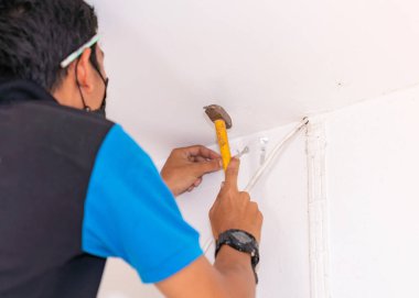 Odaya klima yerleştirmek için elektrik tesisatı.