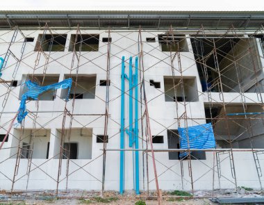 Yeni yatakhanedeki su borularının boşaltılması için PVC boru hattı..