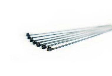 Beyaz arkaplanda siyah kablo bağlantısı yığını.