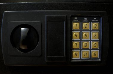 Tasarruf etmek için küçük bir kiralık kasa ve diğer değerli eşyalar her bir otel odasında bulunur.