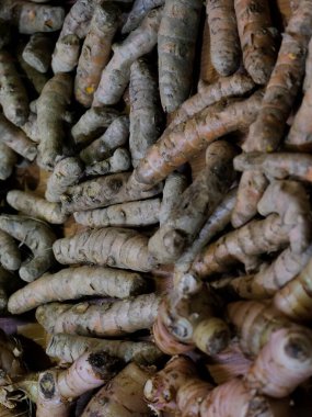 Büyük miktarlarda Galangal. Baharat olarak kullanılan bitkiler yemeğin tadını artırır.