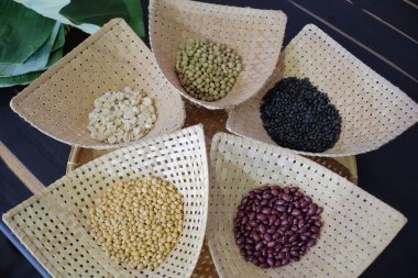 Phaseolus vulgaris ve soya fasulyelerinden gelen Kırmızı Böbrek Fasulyesi, yaygın olarak diyet menüsü olarak tüketilen ve insan vücudundaki besinleri artıran bir fasulye türüdür.