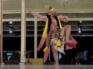 Yogyakarta, Endonezya, 4 Haziran 2016. Dansçı klasik Klana Maske dansını güzel zarif hareketlerle seslendirdi..