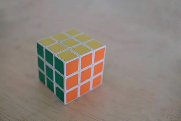 Rubik Küpün Her Iki Tarafında Tek Renk Oluşturarak Başarılı Bir — Stok fotoğraf