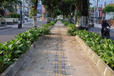 Yogyakarta, Endonezya, Mayıs 12020. Güzel ve temiz bir yaya yolu, kör insanlar için yollar var.