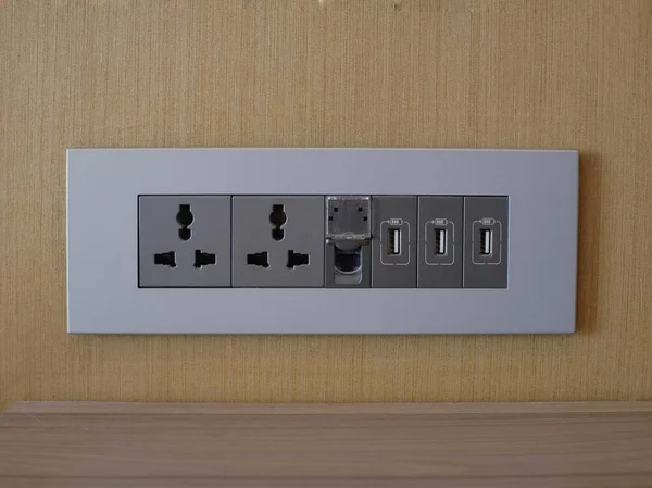 Und Power Output Panel Mit Usb Anschluss Und Drei Beinanschlüssen — Stockfoto