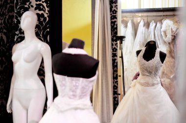 Yogyakarta, Endonezya, 16 Haziran 2012. Güzellik salonunda sergilenen gelinlikler kutsal etkinlikler için kullanılmaya hazır..