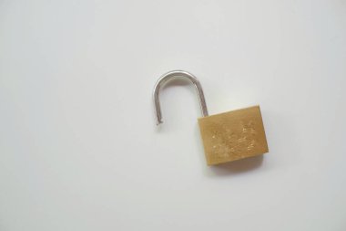 Asma kilit açıldığında pirinç malzemeden yapılır.