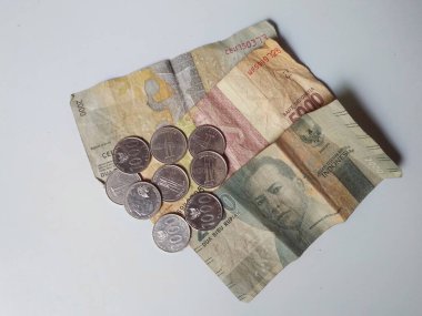 Klaten, Endonezya, 25 Ocak 2021. 5000 rupiah, 2000 rupiah ve 1000 rupiah değerinde para resmi olarak Bank Endonezya tarafından basıldı ve eski ve dağınık bir eyalette işlem aracı olarak kullanıldı..