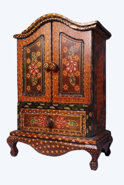 Batik 'in minyatür süsleme dolaplarına ahşap malzemeyle uygulanması. Genellikle ev, ofis ve otellerin iç dekorasyonu için kullanılır. 