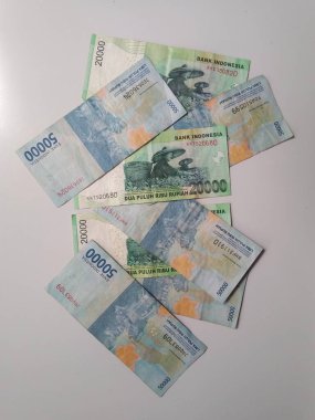 Klaten, Endonezya, 12 Şubat 2021. 50.000 rupi değerinde, 20.000 rupi düzensiz bir şekilde beyaz arka plana saçılmış.