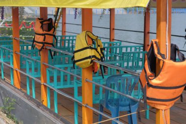 Can yeleği acil durumlar için tekneye bağlıdır.