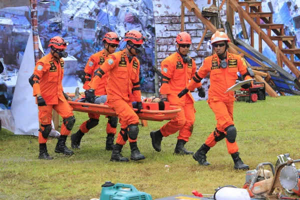 Yogyakarta, Endonezya, 26 Temmuz 2016: Ulusal Arama ve Kurtarma Ajansı BASARNAS 'ın eylemleri deprem tepkisi simülasyonunda doğal afetlerin kurbanlarını tahliye etti.
