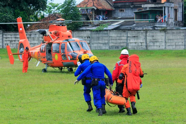 Yogyakarta, Endonezya, 26 Temmuz 2016: Ulusal Arama ve Kurtarma Ajansı BASARNAS 'ın eylemleri deprem tepkisi simülasyonunda doğal afetlerin kurbanlarını tahliye etti.