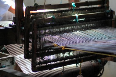 Yogyakarta, Endonezya, 10 / 26 / 2015. Kurnia Lurik Dokuma Fabrikası 'nda hala iyi çalışan yarım yüzyıllık makine olmayan tezgah (ATBM).