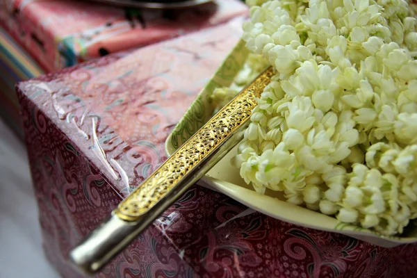 Kris, Creese, tören bıçağı, eldiven ve eldiven. Cava kabilesinden geleneksel silahlar. Şövalyelik ve erkeklik sembolü..