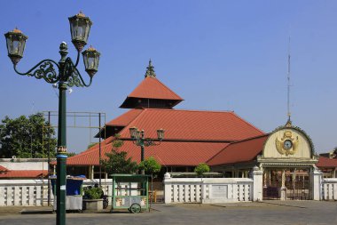 Yogyakarta, Endonezya, 21 Haziran 2014: Yogyakarta Büyük Camii Sultanlığı veya daha popüler Mescid Gedhe Kauman 1773 'ü Sri Sultan I. Hamengku Buwono liderliğinde inşa etti.. 