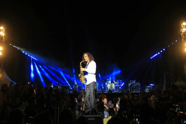 Yogyakarta, Endonezya, 10 / 16 / 2015. Prambanan Tapınağı 'nda düzenlenen Prambanan Caz Uluslararası Müzik Festivali' nde Seattle 'dan kendine özgü bir saç stili müzisyeni ortaya çıktı.
