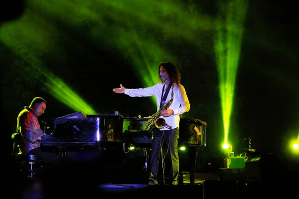 Yogyakarta, Endonezya, 10 / 16 / 2015. Prambanan Tapınağı 'nda düzenlenen Prambanan Caz Uluslararası Müzik Festivali' nde Seattle 'dan kendine özgü bir saç stili müzisyeni ortaya çıktı..