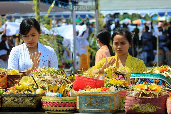 Parangkusumo Sahili, Yogyakarta, Endonezya, 03 / 11 / 2018. Hindular, Melasti törenini Nyepi Günü 'nden önce kalplerin kutsanmasının bir sembolü olarak gerçekleştirirler. Yeni Yıl Caka 1940.. 