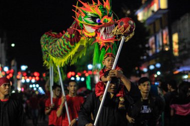 Yogyakarta, Endonezya, 02 / 21 / 2016. Malioboro Caddesi boyunca uzanan XI Yogyakarta Kültür Haftası 'nda Jogja Ejderha Festivali karnavalına katılan bir çocuk görülüyor.