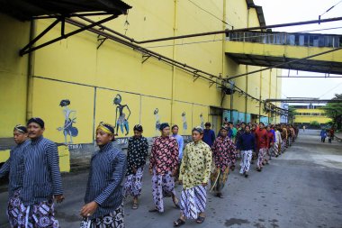 Yogyakarta, Endonezya, 1 Mayıs 2015. Geleneksel Cava kıyafetleri giyen vatandaşlar ve davetliler, şeker kamışı evliliğinin kültürel etkinliklerine katıldılar, Kyai Tumpak ve Nyai Manis