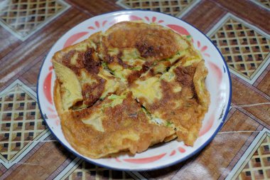 Çinko tabakta kızarmış omlet..