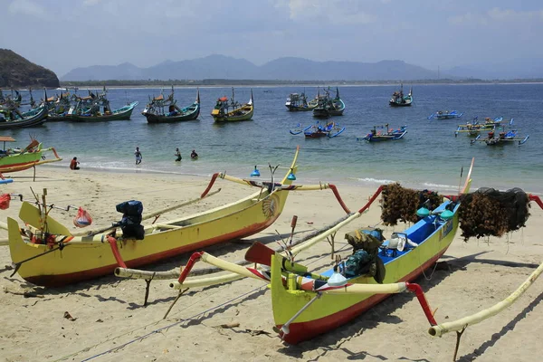 Jember, Endonezya, 12 Eylül 2015. Tanjung Papuma Sahili 'nde balıkçı teknesi. Mavi denizli beyaz kumların cazibesi sahil boyunca uzanır..