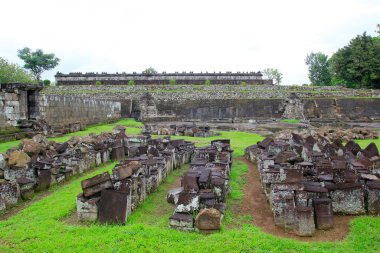 Yogyakarta, Endonezya, 12 Ocak 2014. Taş kalıntıları Ratu Boko Sarayı 'nın tarihi binasının bir parçası..