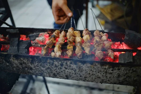Genç keçi Sate Klathak, Yogyakarta 'yı ziyaret ederken en sevdiği aşçı.