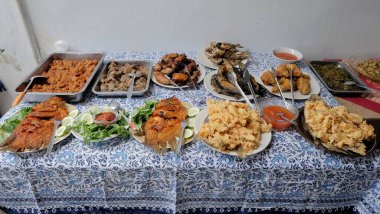 Sebzeler ve mezeler masada sunuluyor.